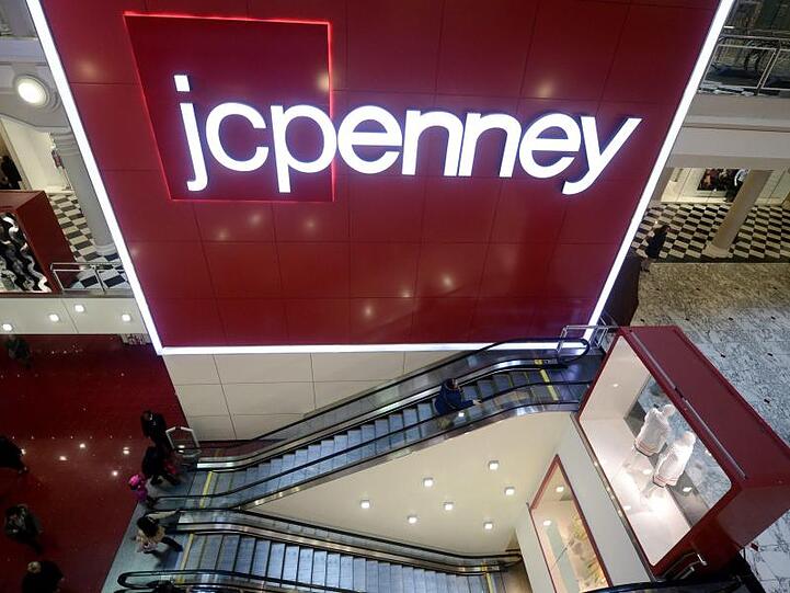 Das Logo von J.C. Penney in einem Warenhaus in New York.