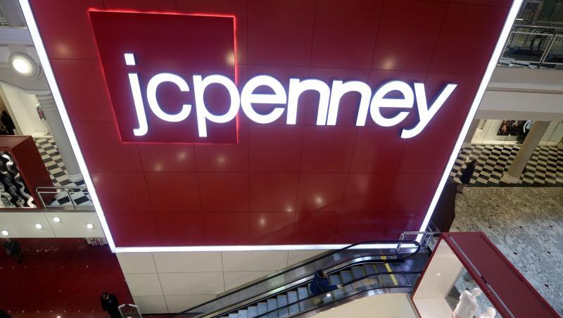 Das Logo von J.C. Penney in einem Warenhaus in New York. Das Logo von J.C. Penney in einem Warenhaus in New York.