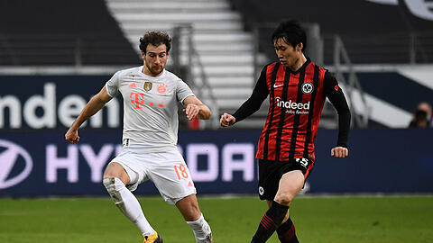 Bayern-Profi Leon Goretzka (links) im Zweikampf mit Frankfurts Daichi Kamada.