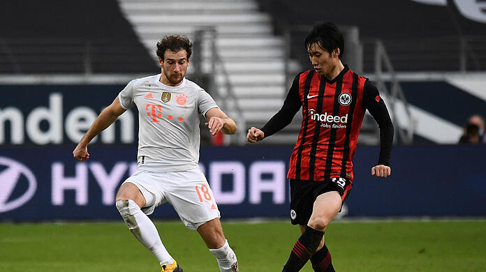 Bayern-Profi Leon Goretzka (links) im Zweikampf mit Frankfurts Daichi Kamada.