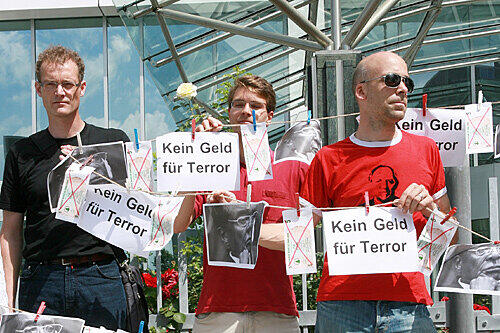 Proteste vor der Münchner Zentrale von Giesecke&Devrient: &bdquo;Kein Geld für Terror&ldquo;, fordern Menschenrechtsaktivisten.