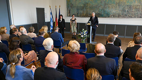 Im Maximiliansaal im sechsten Stock der Regierung von Oberbayern überreichte der Regierungspräsident Konrad Schober elf Menschen Auszeichnungen für ihre herausragenden Dienste für das Gemeinwohl.