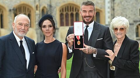 David Beckham, seine Frau Victoria sowie die Eltern Ted und Sandra auf Schloss Windsor.