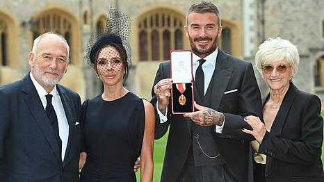 David Beckham, seine Frau Victoria sowie die Eltern Ted und Sandra auf Schloss Windsor.