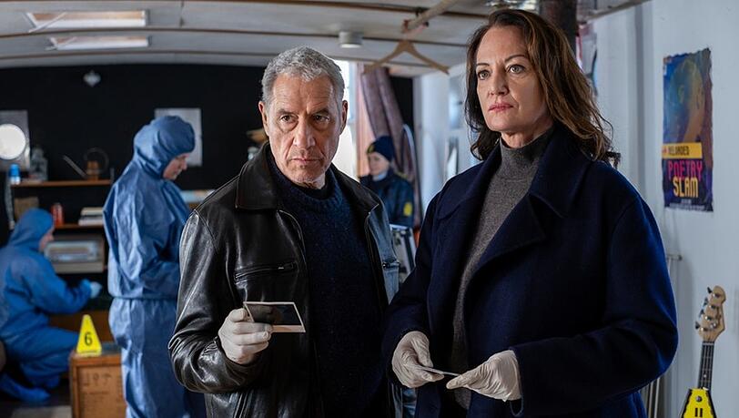 "Unter anderen Umständen: Das Mädchen ohne Namen": Matthias Hamm (Ralph Herforth) und Jana Winter (Natalia Wörner) durchsuchen das Hausboot. "Unter anderen Umständen: Das Mädchen ohne Namen": Matthias Hamm (Ralph Herforth) und Jana Winter (Natalia Wörner) durchsuchen das Hausboot.