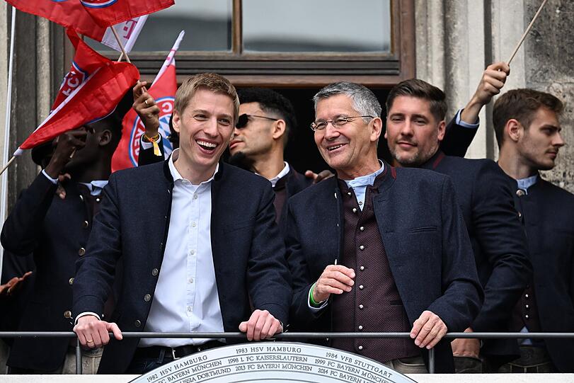 Dominik Krause (l, B&uuml;ndnis 90/ Die Gr&uuml;nen), Oberb&uuml;rgermeister von M&uuml;nchen, und Herbert Hainer, Pr&auml;sident vom FC Bayern M&uuml;nchen, jubeln auf dem Rathausbalkon. Kurz zuvor wurde der OB noch mit einem falschen Namen durch Stadionsprecher Lehmann angesprochen.
