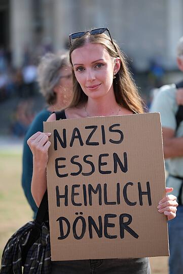 Demo und Gegendemo am Samstag am K&ouml;nigsplatz in M&uuml;nchen - die Polizei h&auml;lt die Lager auseinander. Dort forderten rund 350 Demonstranten mit Deutschlandfahnen "Diese Regierung muss weg." Angemeldet war die Veranstaltung urspr&uuml;nglich f&uuml;r bis zu 1000 Teilnehmer. Laut Polizei versammelten sich in direkter N&auml;he rund 100 Gegendemonstranten. An der Pr&uuml;f-Demo im Bereich des Siegestors nahmen nach Angaben der Polizei rund 12.000 Menschen teil &ndash; viermal so viele wie urspr&uuml;nglich angemeldet.