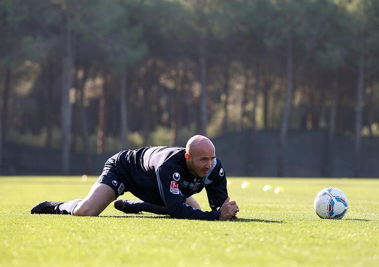 "Ideale Bedingungen": Die Löwen rennen über den Rasen in Belek und Dieter Schneider schaut cool mit Sonnebrille zu. Die besten Bilder vom Trainingslager