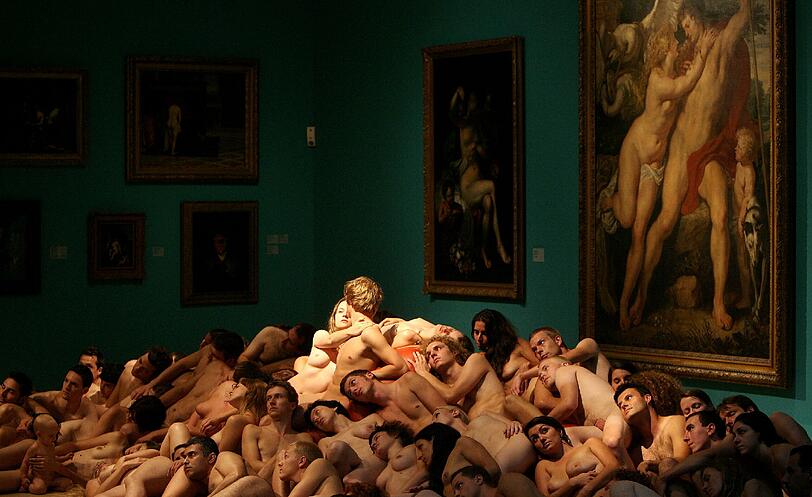 Mehrere hundert entkleidete Menschen stehen in Düsseldorf als Bestandteil einer Installation des Fotografen Spencer Tunick im Düsseldorfer Ehrenhof.