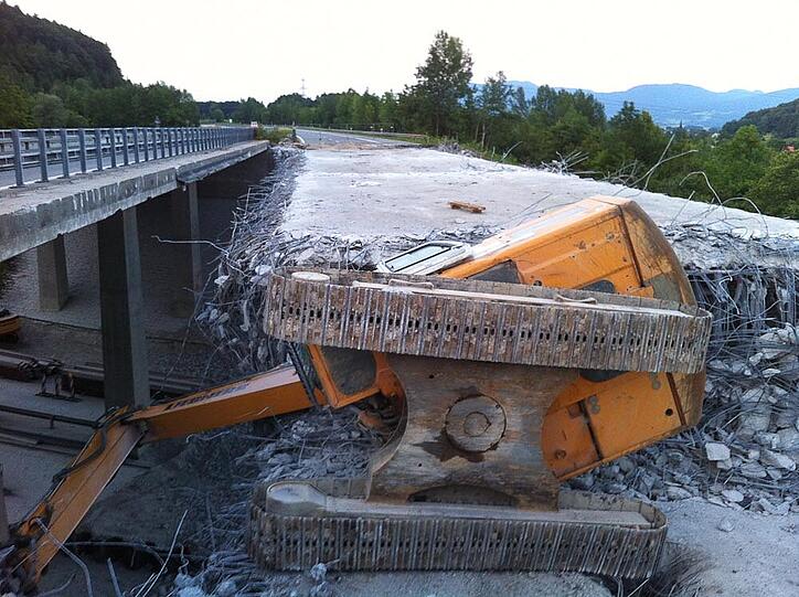 Ein dramatischer Unfall hat sich am Montagabend auf einer Baustelle an der A95 bei Großweil abgespielt - zwei Bagger stürzten von einer Brücke, ein Mann wurde bei dem Unfall schwer verletzt. Sehen Sie hier die Bilder.