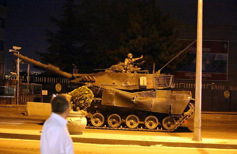 In der Türkei ist in der Nacht auf Samstag ein Militärputsch gescheitert. Die Bilder einer dramatischen Nacht.