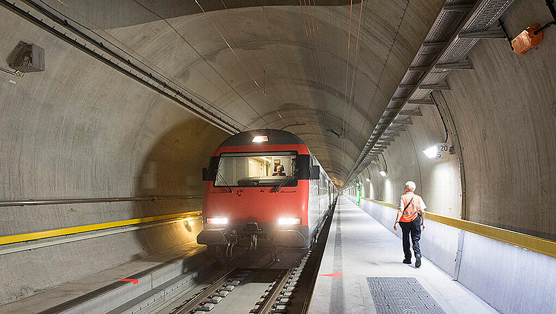 Seit Sonntag fahren offiziell Passagiere durch den Gotthard-Basistunnel. Seit Sonntag fahren offiziell Passagiere durch den Gotthard-Basistunnel.