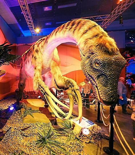 Gefiedert: Therizinosaurus.