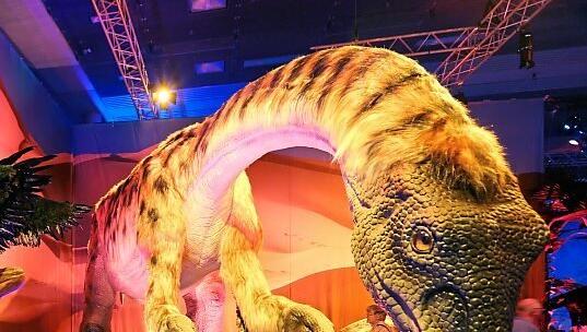 Gefiedert: Therizinosaurus. Gefiedert: Therizinosaurus.