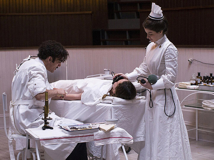 Dr. John Thackery (Clive Owen) funktioniert nur auf Droge: Dann aber erstaunlich gut