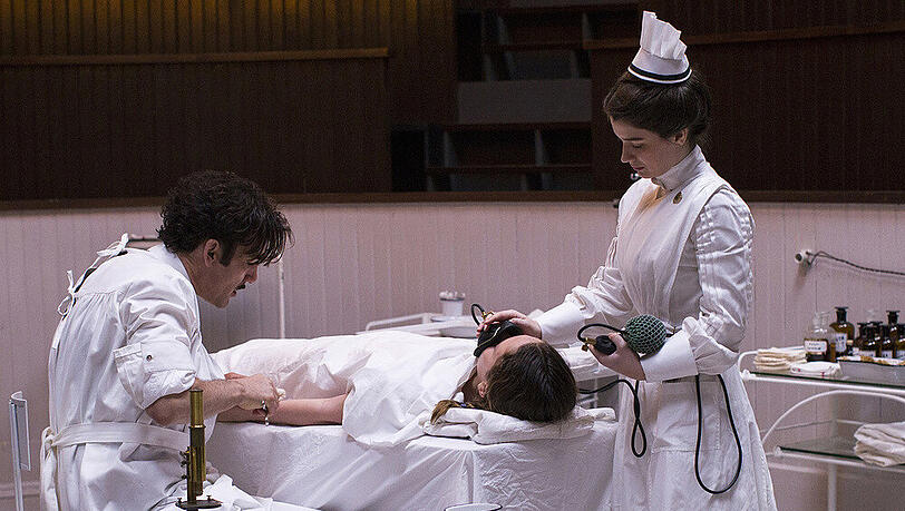 Dr. John Thackery (Clive Owen) funktioniert nur auf Droge: Dann aber erstaunlich gut Dr. John Thackery (Clive Owen) funktioniert nur auf Droge: Dann aber erstaunlich gut