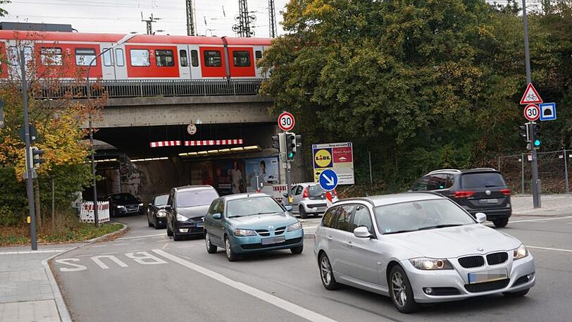 Kommt die SEM wie geplant, dürfte es hier noch enger werden: die Unterführung an der Hultschiner Straße, oben der S-Bahn-Halt Berg am Laim.
