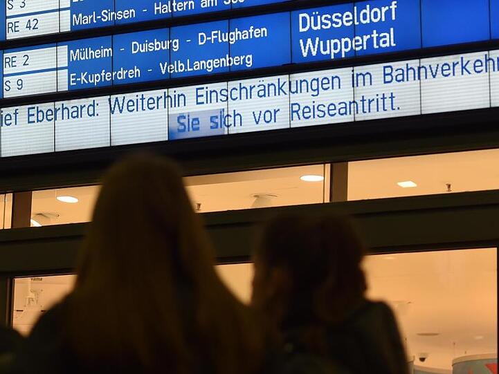 Verspätung: Die EU-Verkehrsminister prüfen, ob Bahn-Unternehmen auch in Fällen höherer Gewalt ihre Fahrgäste entschädigen müssen.