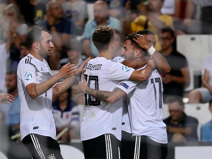 Die deutschen Spieler feiern einen Treffer gegen Serbien.