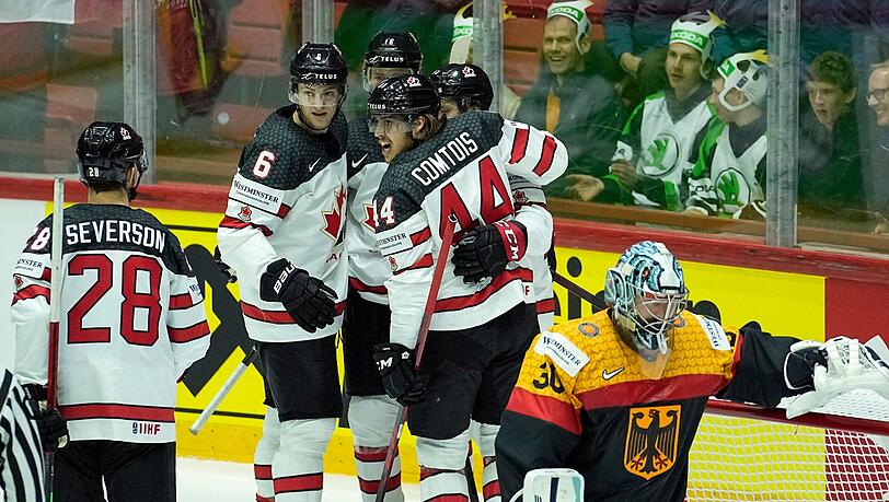 Deutschlands Torwart Philipp Grubauer reagiert enttäuscht nach dem Tor zum 1:5. Im Hintergrund jubeln die Kanadier über den Treffer. Deutschlands Torwart Philipp Grubauer reagiert enttäuscht nach dem Tor zum 1:5. Im Hintergrund jubeln die Kanadier über den Treffer.