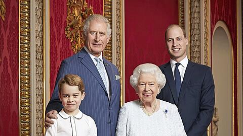 König Charles mit Queen Elizabeth, Sohn William und Enkel Prinz George.