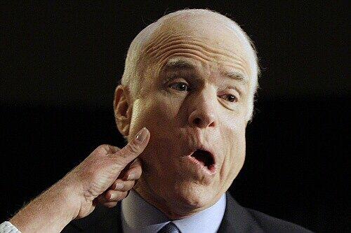 McCain lässt sich Lippenstift aus dem Gesicht entfernen