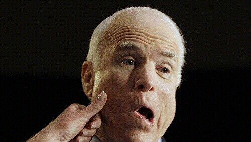 McCain lässt sich Lippenstift aus dem Gesicht entfernen McCain lässt sich Lippenstift aus dem Gesicht entfernen