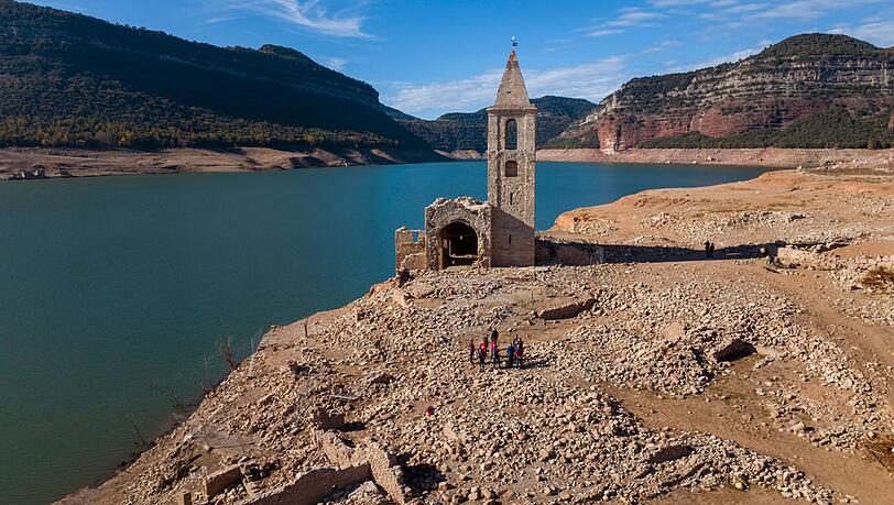 Normalerweise von Wasser bedeckt: Eine Kirche und die Überreste eines alten Dorfes im Stausee von Sau in Spanien.