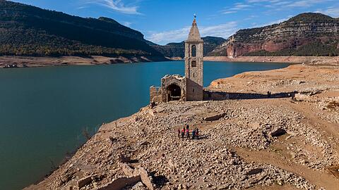 Normalerweise von Wasser bedeckt: Eine Kirche und die &Uuml;berreste eines alten Dorfes im Stausee von Sau in Spanien.