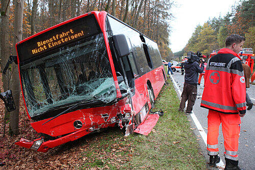 Das Wrack des Linien-Busses: Der Fahrer wurde mittelschwer verletzt, als der Polo vorne rechts gegen sein Fahrzeug prallte.