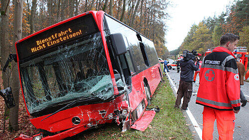 Das Wrack des Linien-Busses: Der Fahrer wurde mittelschwer verletzt, als der Polo vorne rechts gegen sein Fahrzeug prallte. Das Wrack des Linien-Busses: Der Fahrer wurde mittelschwer verletzt, als der Polo vorne rechts gegen sein Fahrzeug prallte.