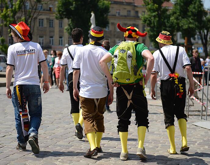 Deutsche Fans vor dem Portugal-Sieg - friedlich und fröhlich in Lemberg unterwegs.