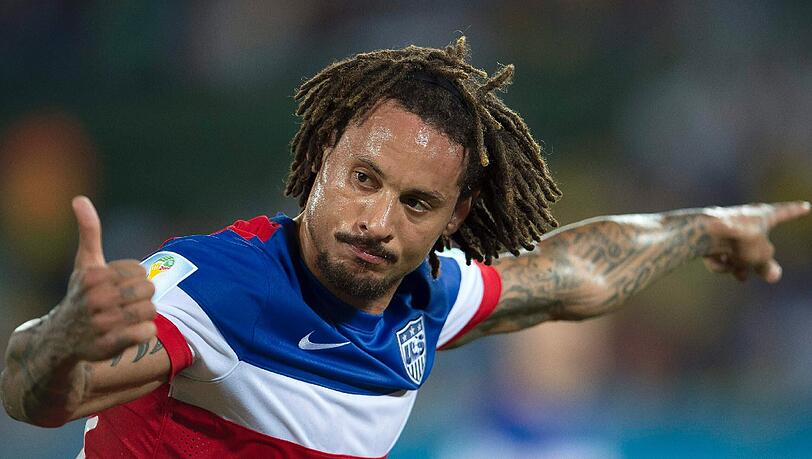 JERMAINE JONES (32): Gesetzt im Mittelfeld. Aufgewachsen im Frankfurter Problemviertel Bonames, pflügte später für Schalke die Strafräume um, galt irgendwann als zu schlecht für die Bundesliga – denkste. Lief 2008 im Test gegen Österreich für Deutschland auf, entschied sich 2010 aus Perspektivlosigkeit für den US-Verband. Sprach damals kaum Englisch, heute geht’s gut. Fünffacher Vater. Sagt: „Dieses Spiel ist etwas Besonderes, ein Bonus.“ JERMAINE JONES (32): Gesetzt im Mittelfeld. Aufgewachsen im Frankfurter Problemviertel Bonames, pflügte später für Schalke die Strafräume um, galt irgendwann als zu schlecht für die Bundesliga – denkste. Lief 2008 im Test gegen Österreich für Deutschland auf, entschied sich 2010 aus Perspektivlosigkeit für den US-Verband. Sprach damals kaum Englisch, heute geht’s gut. Fünffacher Vater. Sagt: „Dieses Spiel ist etwas Besonderes, ein Bonus.“