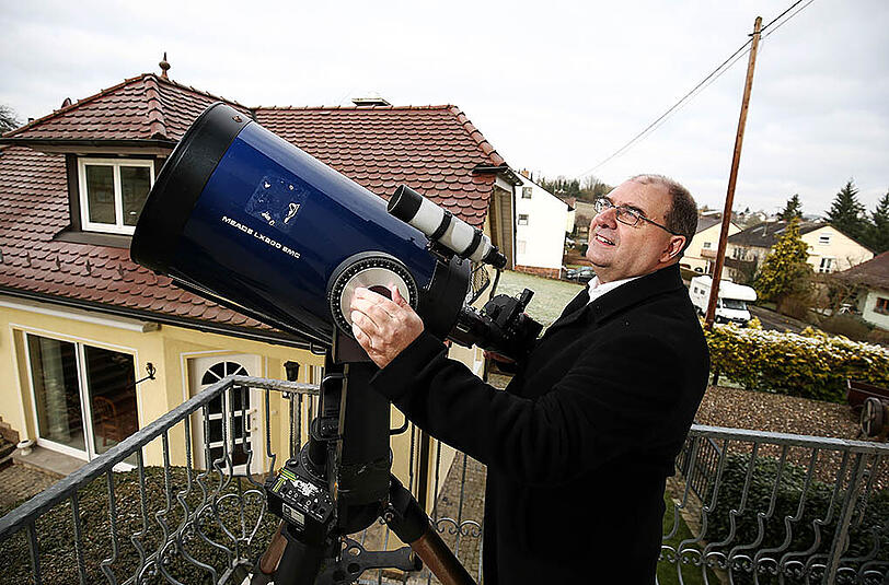 Asteroiden-Jäger Bernhard Häusler richtet sein Teleskop auf dem heimischen Balkon in Maidbronn aus.