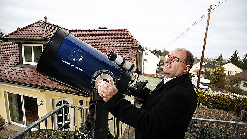 Asteroiden-Jäger Bernhard Häusler richtet sein Teleskop auf dem heimischen Balkon in Maidbronn aus.