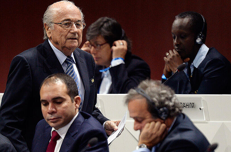 Die Widersacher sind geschockt: Joseph Blatter bleibt FIFA-Präsident.