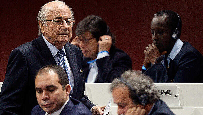 Die Widersacher sind geschockt: Joseph Blatter bleibt FIFA-Präsident. Die Widersacher sind geschockt: Joseph Blatter bleibt FIFA-Präsident.