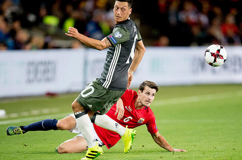 MESUT ÖZIL  NOTE 2:
Der &bdquo;Zehner&ldquo; nun auch mit der Spielmacher-Rückennummer &bdquo;10&ldquo;. Leitete das 1:0 und das 2:0 prima ein, weil er jeweils den Ball zu Müller passte. Der Arsenal-Profi als die Schaltzentrale des deutschen Spiel. Mit Auge und Können.