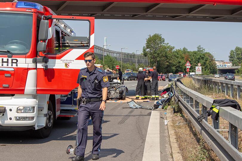 Der Pkw wurde komplett zerstört, sowohl die Fahrerin als auch der Fahrer erlitten schwere Verletzungen. Auch viele Insassen im Bus wurden verletzt. Die Bilder vom Unfallort auf der A73 bei Nürnberg.