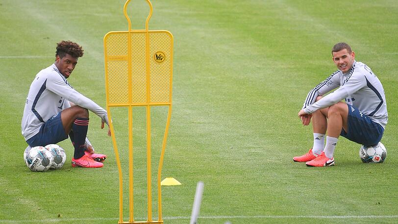 Training in Corona-Zeiten: Die Bayern um Davies und Thiago (v.l.) werden nun regelmäßig auf das Virus getestet.