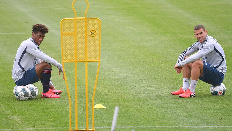 Training in Corona-Zeiten: Die Bayern um Davies und Thiago (v.l.) werden nun regelmäßig auf das Virus getestet. Training in Corona-Zeiten: Die Bayern um Davies und Thiago (v.l.) werden nun regelmäßig auf das Virus getestet.