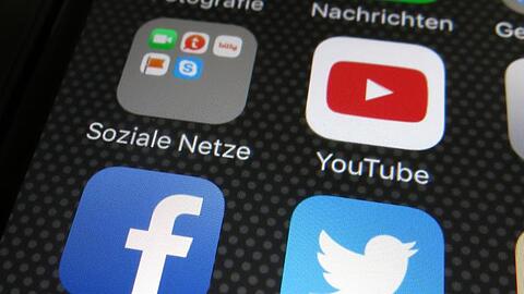 Facebook oder Youtube betonen stets, dass sie Terrorinhalte inzwischen in vielen Fällen binnen weniger Minuten löschen - und noch bevor irgendjemand sie sieht.