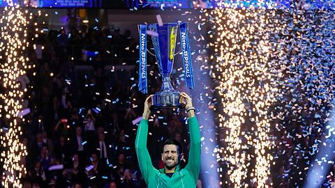 Novak Djokovic jubelt mit seiner Trophäe nach seinem Sieg.