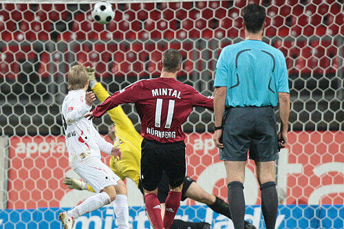 Mitten rein ins Nürnberger Glück: Marek Mintal trifft mit Gefühl zum 1:0 gegen Oberhausen.