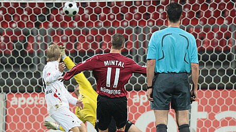 Mitten rein ins Nürnberger Glück: Marek Mintal trifft mit Gefühl zum 1:0 gegen Oberhausen.