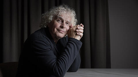 Simon Rattle wurde 1955 in Liverpool geboren, lebt aber in Berlin. Er studierte Klavier, Dirigieren und Schlagzeug in London; seit 2023 leitet er Chor und Symphonieorchester des BR.
