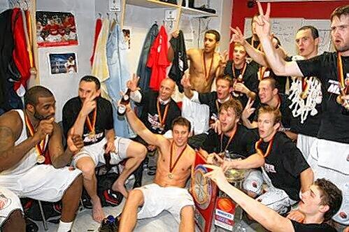 So sehen Deutsche Meister aus: Ausgelassene Freude bei den Bamberger Basketballer nach dem Gewinn des Doubles.