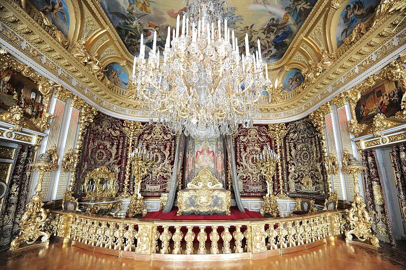 Das Paradeschlafzimmer von Schloss Herrenchiemsee ist eine Kopie des gleichen Raums in Versailles.
