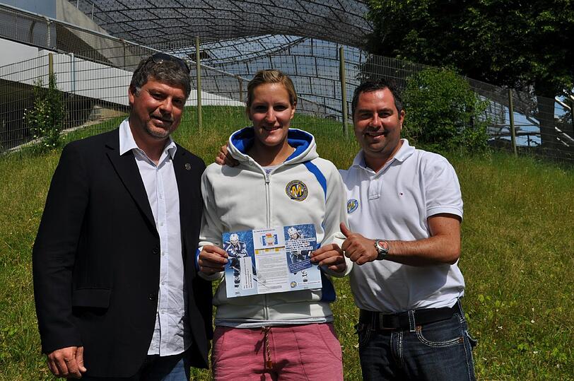 Die 600. Saison-Dauerkarte geht an...: Susanne Riesch. Der deutsche Skistar mit EHC-Coach Pat Cortina (l.) und Manager Christian Winkler bei der Übergabe.