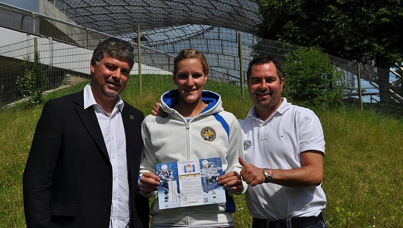 Die 600. Saison-Dauerkarte geht an...: Susanne Riesch. Der deutsche Skistar mit EHC-Coach Pat Cortina (l.) und Manager Christian Winkler bei der Übergabe. Die 600. Saison-Dauerkarte geht an...: Susanne Riesch. Der deutsche Skistar mit EHC-Coach Pat Cortina (l.) und Manager Christian Winkler bei der Übergabe.